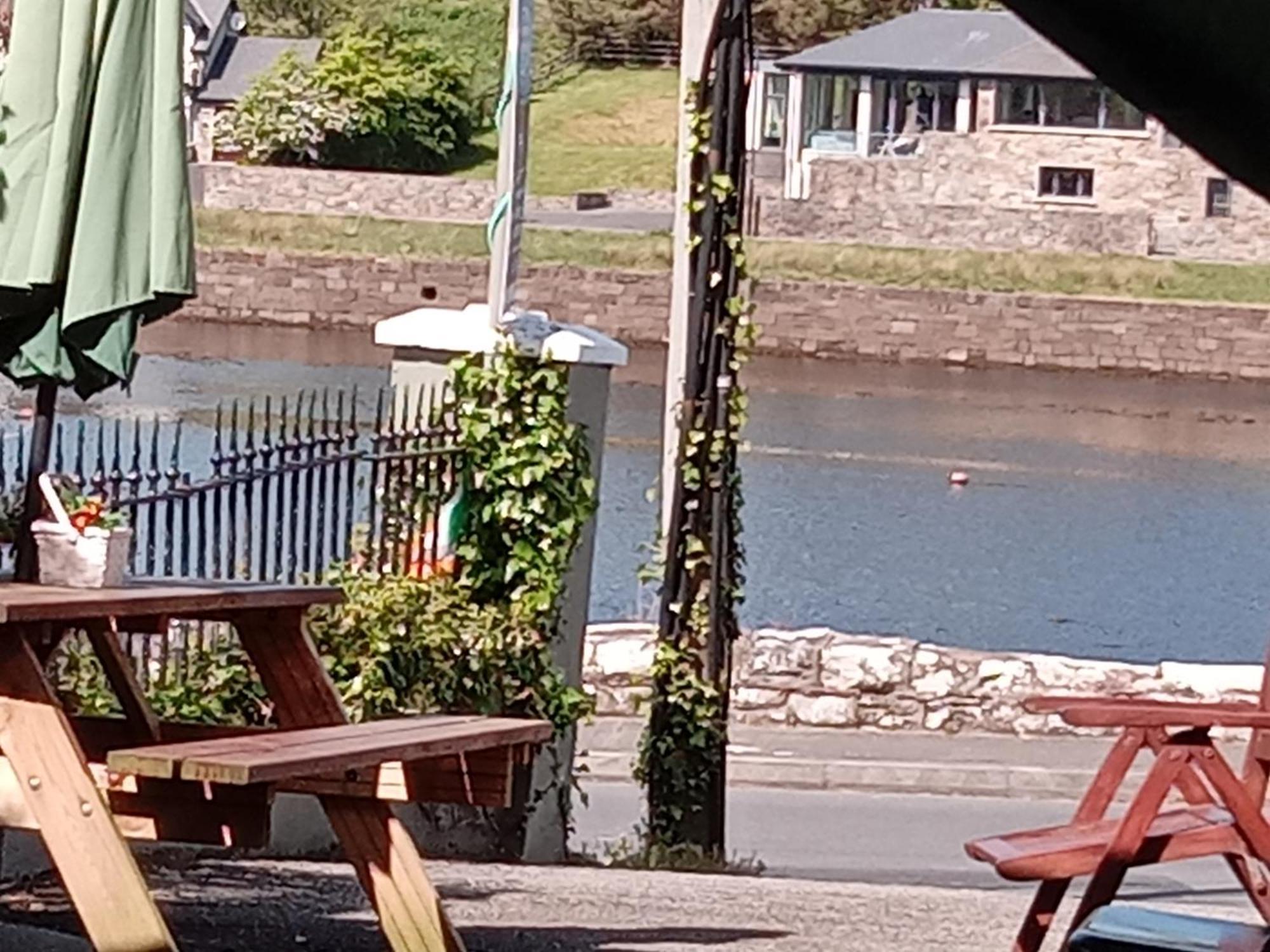 Moorings Greenway Newport  Luaran gambar